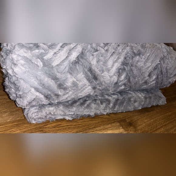 Limited edition soft gray plush throw - Picture 17 of 17